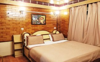 { 1 } Double Bed Economy Room (Small and Cozy Non Lake Facing) photo 1