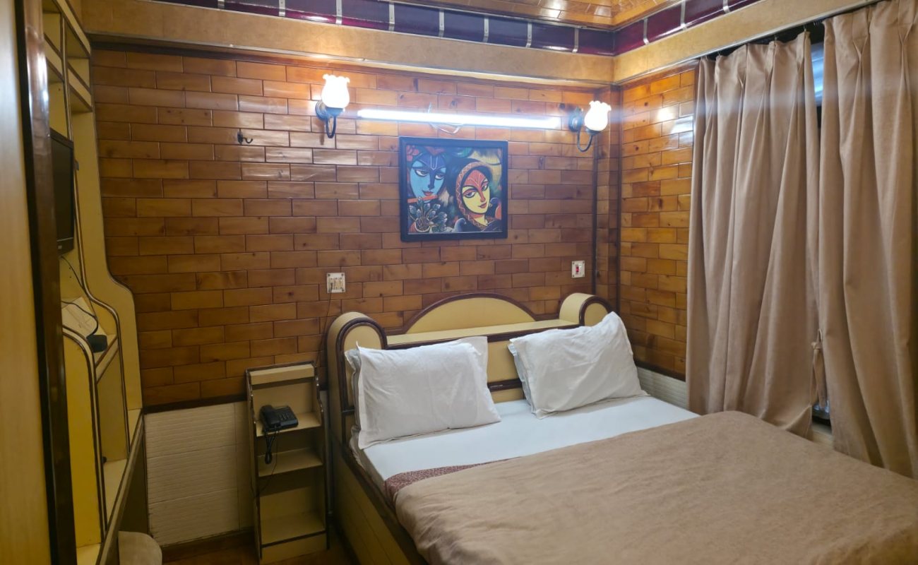 Double Bed Economy Room (Small and Cozy Non Lake Facing) photo 1