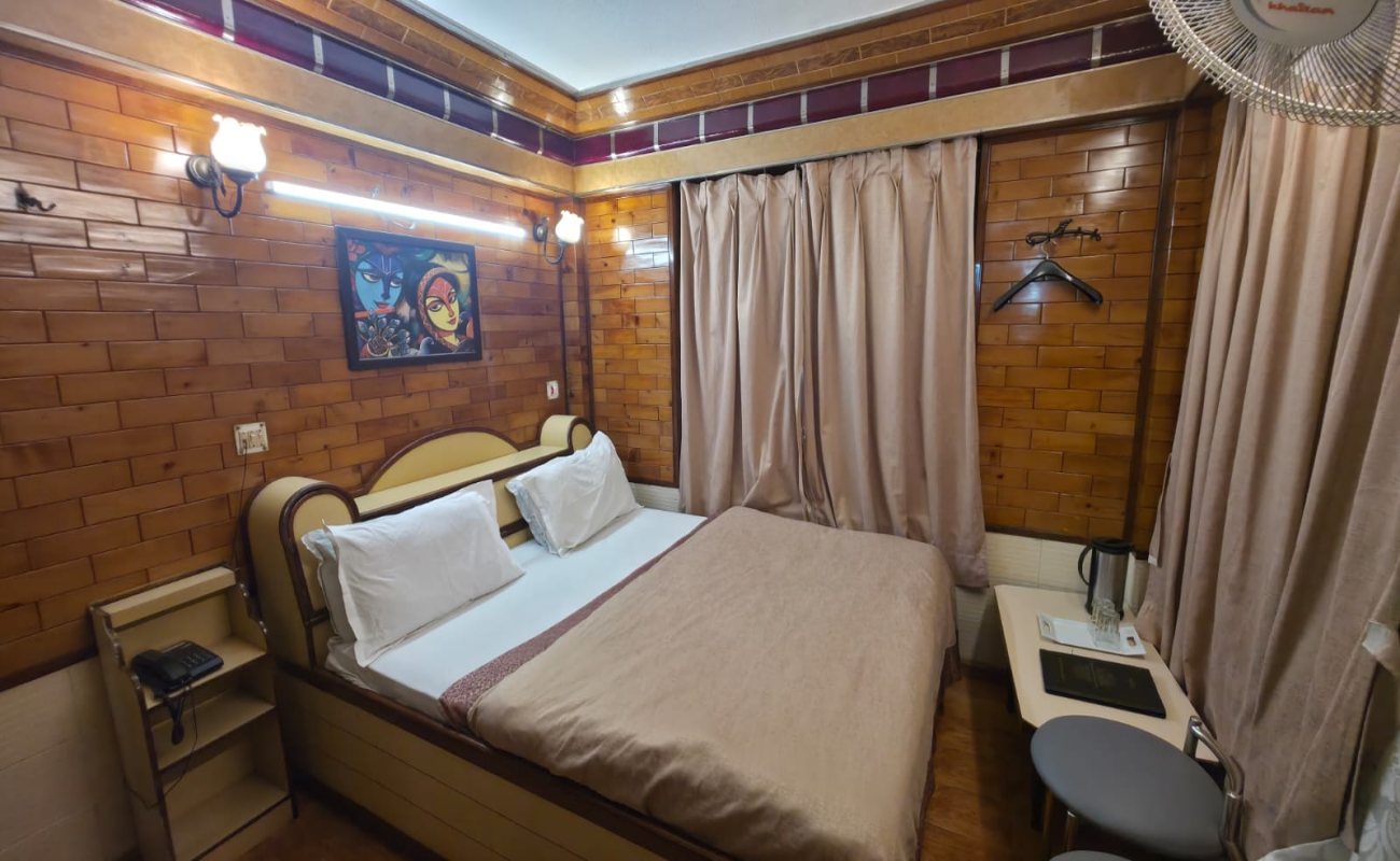 Double Bed Economy Room (Small and Cozy Non Lake Facing) photo 1