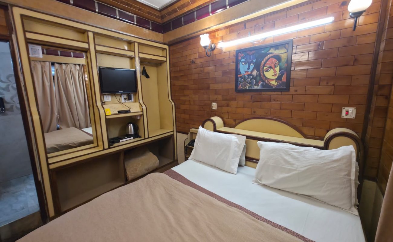 Double Bed Economy Room (Small and Cozy Non Lake Facing) photo 2