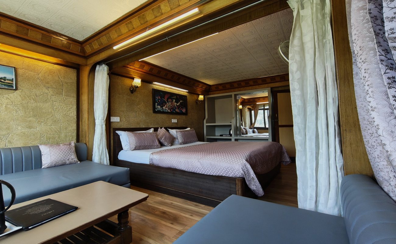 Double Bed Super Deluxe Room (Lake Facing) (Common Balcony) photo 3