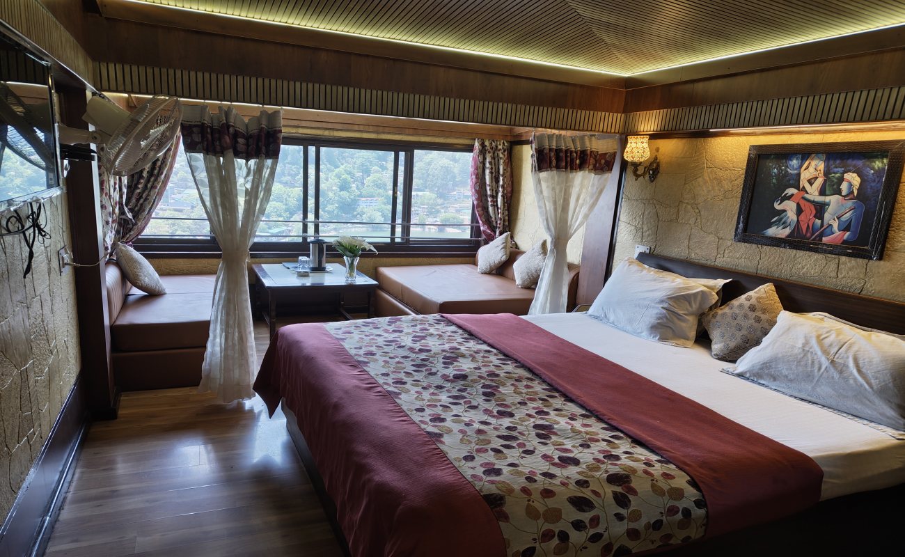 Double Bed Super Deluxe Room (Lake Facing) (Common Balcony) photo 4