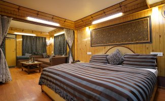 { 6 } Maharaja Suite With Two Baths (Non Lake Facing) photo 3