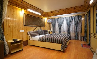 { 6 } Maharaja Suite With Two Baths (Non Lake Facing) photo 1