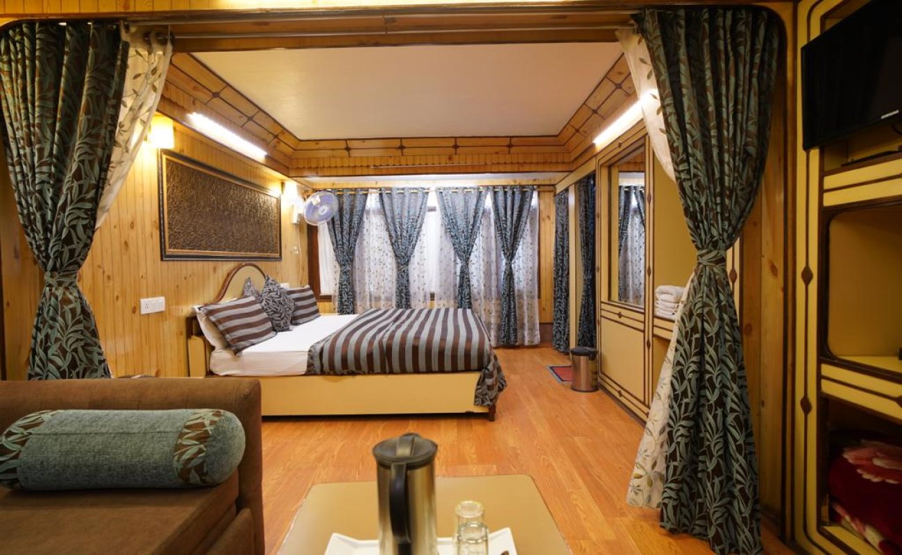 Maharaja Suite With Two Baths (Non Lake Facing) photo 1
