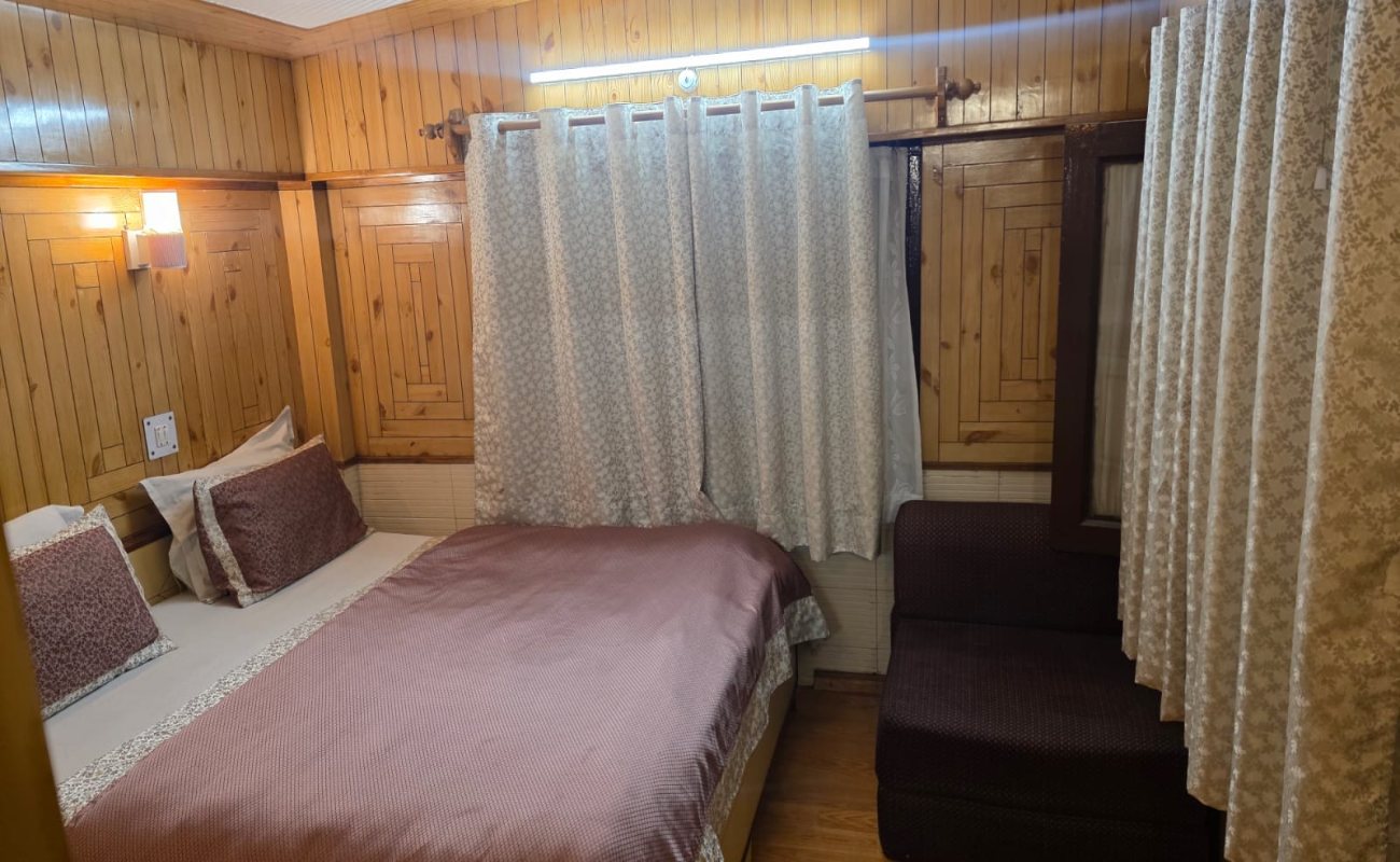 Non Lake Facing Double Bed Room(Small and Cozy) photo 2