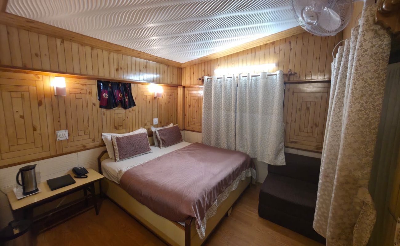 Non Lake Facing Double Bed Room(Small and Cozy) photo 3