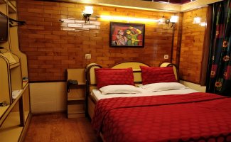 { 1 } Double Bed Economy Room (Small and Cozy Non Lake Facing) photo 2